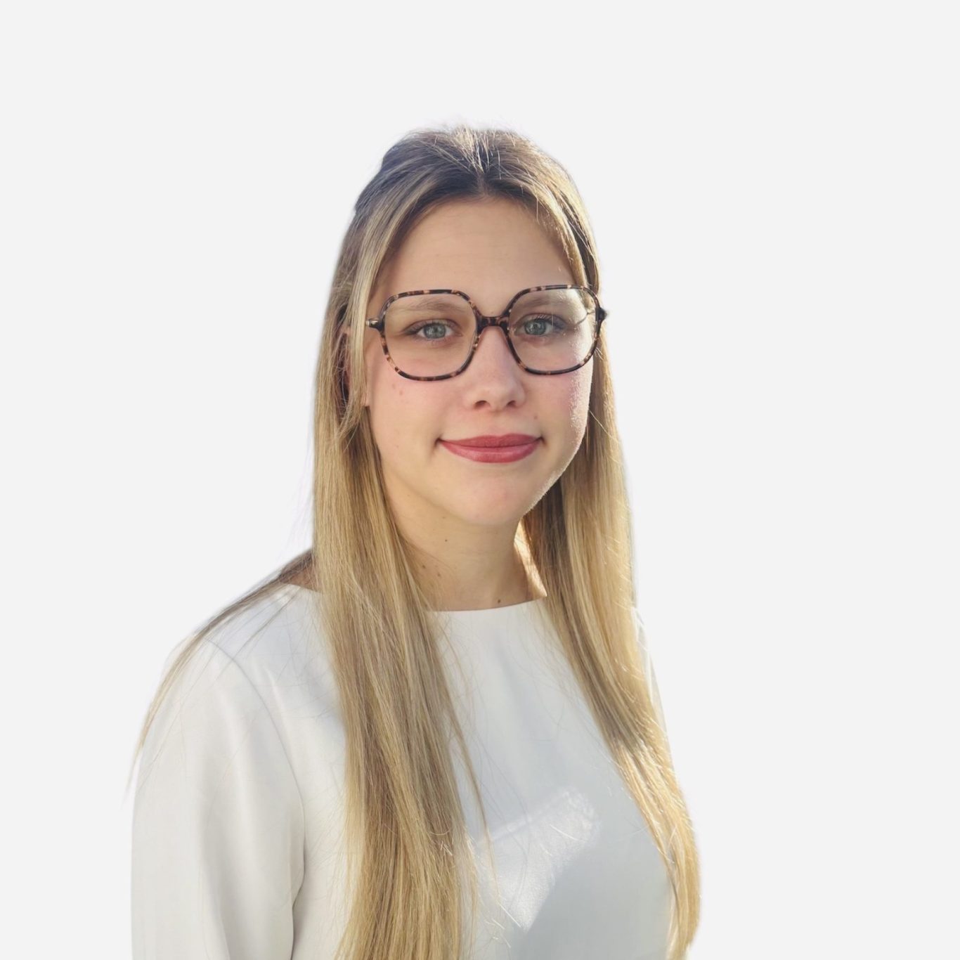 Deux professionnels échangent autour d’une table de travail et se tapent dans la main, illustrant la collaboration et la réussite professionnelle Travail d’équipe et collaboration professionnelle